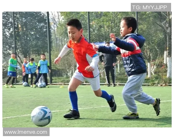 球星全情投入训练展示高超脚法激励青年热爱足球运动 球星全情投入训练展示高超脚法激励青年热爱足球运动