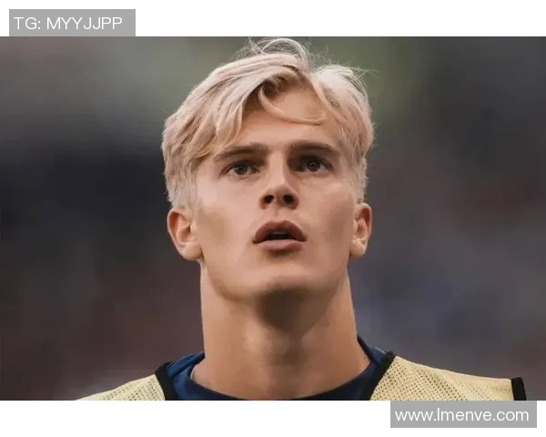 足球场上的长发球星燃情演绎 足球梦想与力量的完美融合