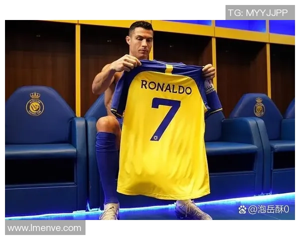 球星护航球迷安全展现职业精神共筑和谐足球氛围 球星护航球迷安全展现职业精神共筑和谐足球氛围